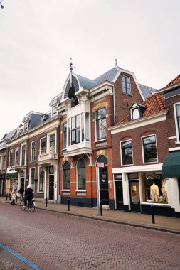 Voorburg, Hollanda - 04 Mayıs 2021: Küçük bir Hollanda kasabası ve çevresindeki tarihi evlerin sokak manzarası