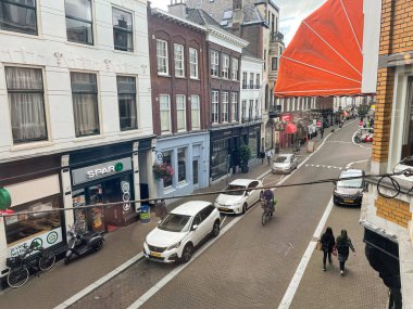 Lahey, Hollanda - 01 Ağustos 2021: Eski bir ortaçağ çekici ve genel bir bakış ile Hollanda 'daki tarihi evlerin genel görünümü