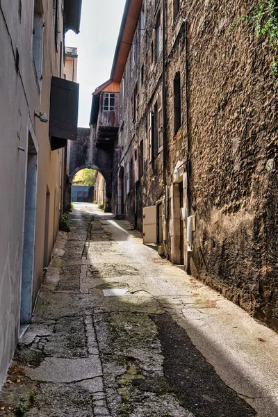2020年9月21日フランス アヌシー 路地とアーチ型の門の中に影の影が再生される歴史的な中世のフランスの町の通りの景色 — ストック写真