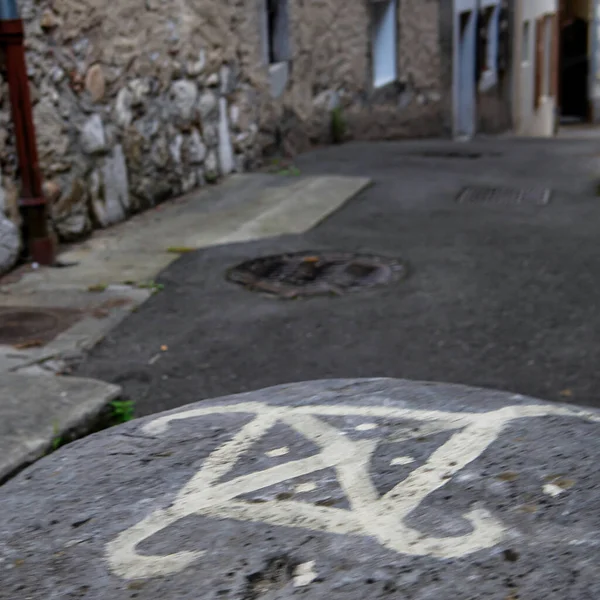 2020年9月22日 フランスの中世の町の路地にある巨大な岩の上に描かれた神秘的なサイン — ストック写真