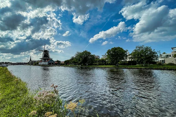 Leidschendam Holandia Sierpnia 2021 Zabytkowy Holenderski Młyn Wiatrowy Wzdłuż Rzeki — Zdjęcie stockowe