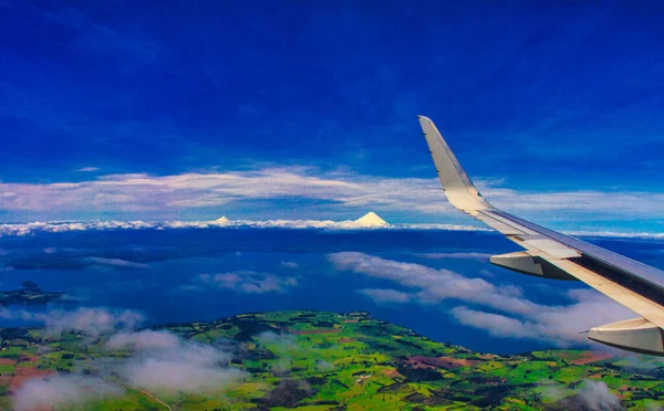산티아고 2014 안데스산맥의 주위의 구름으로 뒤덮인 화산들의 — 스톡 사진