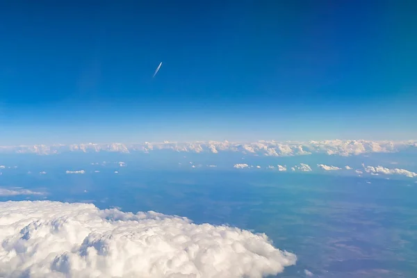 프랑스의 가르드 2021 지나가는 비행기에서 하늘에 — 스톡 사진