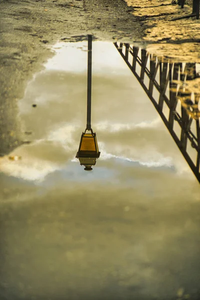 法国Annecy 2020年1月10日 一个神秘的历史性街灯在杆子上 被看作是池塘中的倒影 — 图库照片