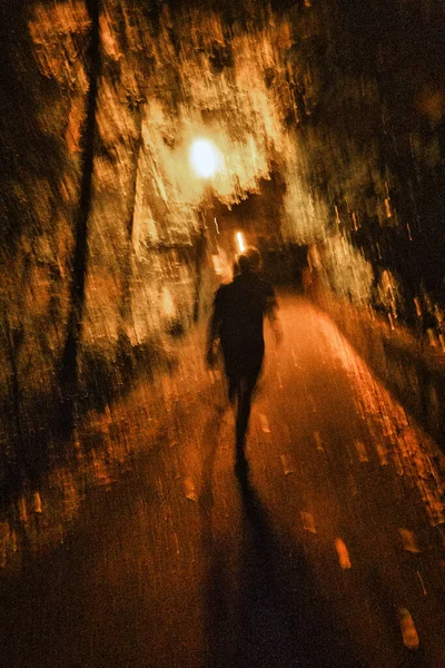フランスのメントン ベルナール 9月9日 ある男が夜にフランスの田舎道を神秘的に歩いている — ストック写真