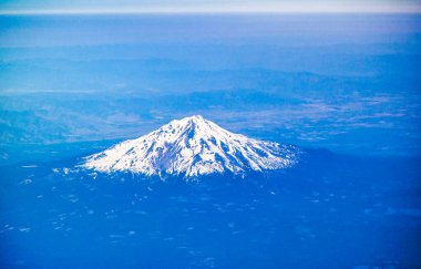Shasta Dağı, Birleşik Devletler - 17 Haziran 2012: Shasha Dağı çevresindeki tek zirvelerden biri ve karla kaplıdır.