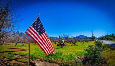 Ojai, ABD - 25 Şubat 2013: Ojai 'de dolambaçlı bir yol, Amerikalı olmaktan gurur duyan, önünde yıldızlar ve çizgiler asılı duran.