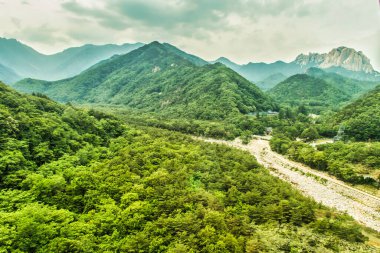 Sokcho, Güney Kore - 8 Haziran 2015: Yeşil dağlı vadi manzarası. Seoraksan Güney Kore 'nin en tanınmış ulusal parklarından biridir..