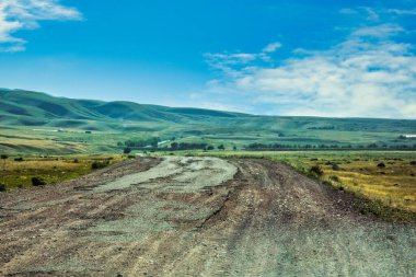 Almaty, Kazakistan - 16 Haziran 2017: Yol boyunca bozkır ve taş dağların güzel manzarası