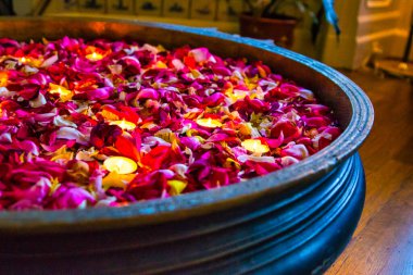 Wassenaar, Hollanda - 27 Haziran 2015: Bir idian / Budist geleneksel kase çiçekler ve mumlar / ışık çoğunlukla mor renkli suda yüzer