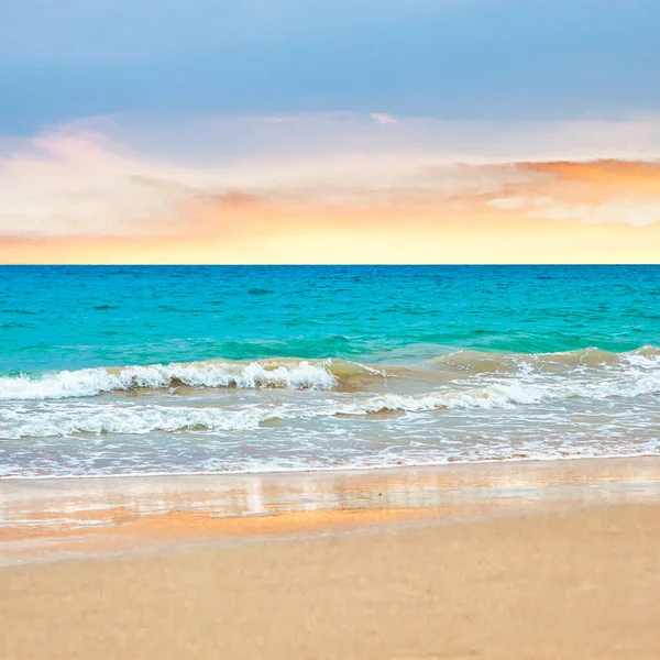 Hawaii, ABD - 09 Eylül 2012 Pasifik Okyanusu ve dalgaların dalgalandığı Hawaii 'nin manzaralı tropik plajı