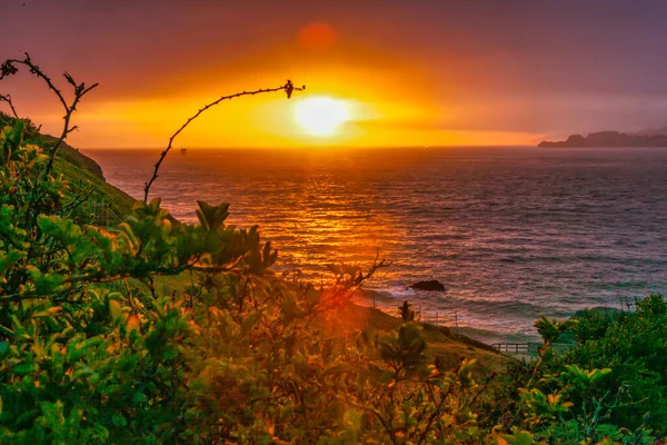 San Francisco, ABD - 1 Temmuz 2012: Seacliff uçurumlarından gün batımı