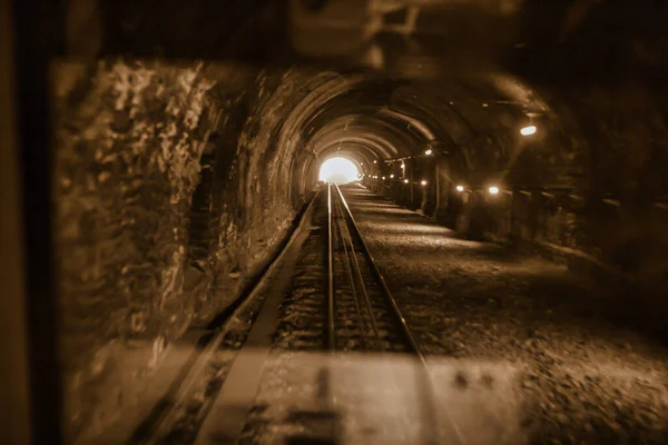 フランス リヨン2014年3月6日 ケーブルカーが山のトンネルを通る — ストック写真