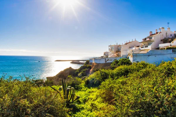 Albufeira, Portekiz - 18 Ocak 2016: Köyün hemen dışındaki kayalıklara villalar inşa edildi.