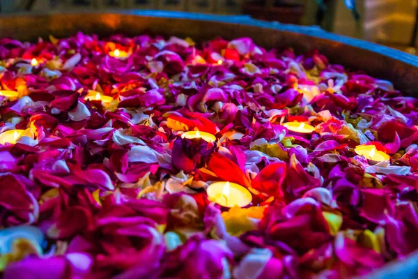 Wassenaar, Hollanda - 27 Haziran 2015: Bir idian / Budist geleneksel kase çiçekler ve mumlar / ışık çoğunlukla mor renkli suda yüzer