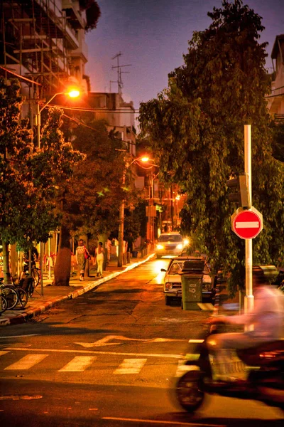 イスラエルのテルアビブ2010年11月11日 車とモーターバイクが通過するラッシュ時に夜の住宅テルアビブの静かな側の通り — ストック写真