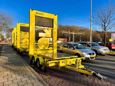 Den Haag, Hollanda - 16 Aralık 2021: İnşaat alanında çalışmak için çok sayıda mobil yol işareti kullanılacak bir yol boyunca yerleştirildi