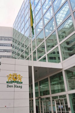 Den Haag, Hollanda - 03 Kasım 2021: belediye binasının bulunduğu modern beyaz ve cam mimari binanın dışı