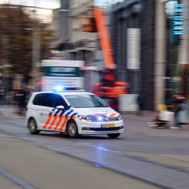 Den Haag, Hollanda - Kasım 03 2021: Siren ve fenerle sokağa bir polis arabası akın ediyor