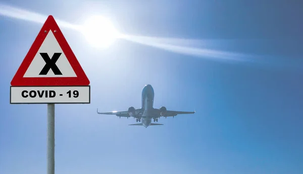 Podróż Lotnicza Może Być Ograniczona Znak Ostrzegawczy Covid Samolot Powietrzu — Zdjęcie stockowe