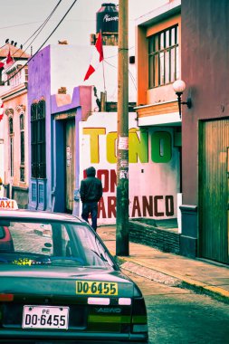 Lima, Peru - 13 Ağustos 2010: Bir Lima taksisi park halinde ve çevresindeki binaların bulunduğu bir sokakta bekliyor