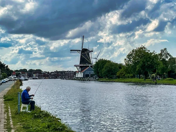 Leidschendam Nederland Augustus 2021 Een Bejaarde Zit Langs Een Rivier — Stockfoto