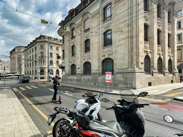 Geneva Switzerland September 2021 Business Man Suit Driving Strete Bank — Foto Stock