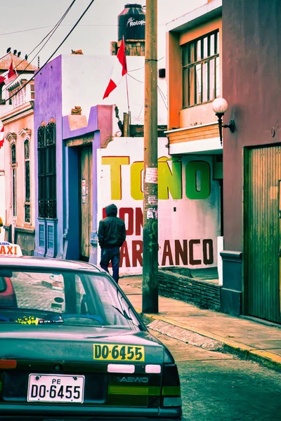 Lima, Peru - 13 Ağustos 2010: Bir Lima taksisi park halinde ve çevresindeki binaların bulunduğu bir sokakta bekliyor