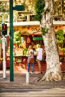 Tel Aviv, İsrail - 11 Kasım 2010: Tel Aviv şehir merkezindeki sokakta bir meyve ve meyve suyu standı veya standı