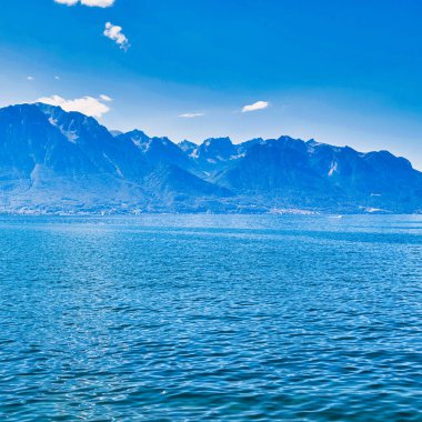 Montreux, İsviçre, Eylül 05: 2020: Dağları ve durgun suları olan ünlü Cenevre Gölü 'nün panoramik manzarası