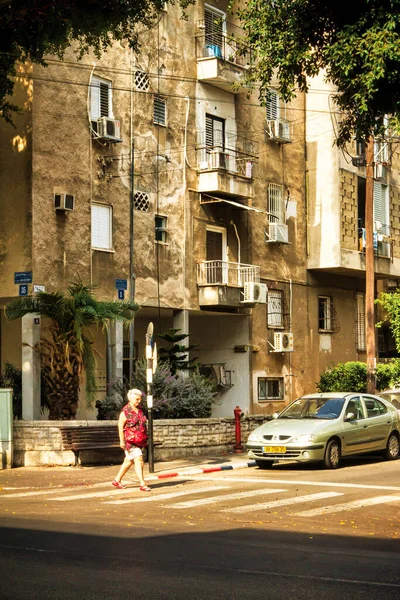 イスラエル テルアビブ 2010年11月11日 テルアビブの住宅街を横断する歩行者用の白人高齢者で 周辺にはバウハウス建築がある — ストック写真