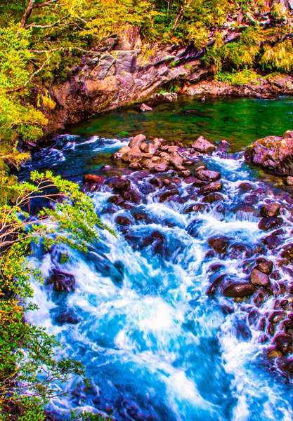 2014年11月10日チリのプエルトバラス チリ南部の山の中で滝 カスケード 岩と野生の石油色の川やストリーム — ストック写真