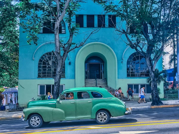 Havana Cuba July 2018 Ретро Зелена Будівля Вінтажний Автомобіль Який — стокове фото