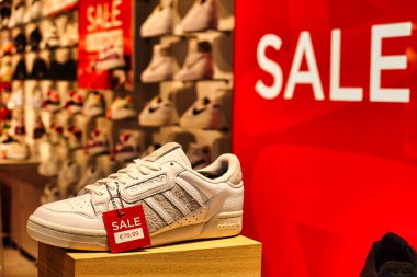 Lahey, Hollanda - 3 Ocak 2022: farklı ürünler indirimde ve bu spor ayakkabı mağazasının vitrininin arkasında sergileniyor