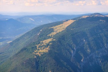 Bellegarde, Fransa - 6 Eylül 2021: Cenevre yakınlarındaki dağlardan ve geçen bir uçaktan görülebilen bir bulut tarlası