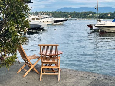 Cenevre, İsviçre - 14 Eylül 2021: Göl ve yat manzaralı 