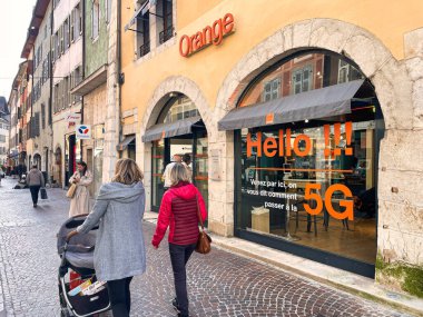 Annecy, Fransa - 15 Ekim 2021: Fransa 'da bir telekomünikasyon mağazasının önünden geçen insanlar hızlı 5 gramlık mobil bağlantılar satıyor.
