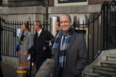 Den Haag, Hollanda - 23 Kasım 2021: Hollandalı bir siyasi liderin portresi ülkenin siyasi kalbinde basın tarafından takip ediliyor: Lahey