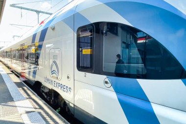 Annecy, Fransa - 22 Ekim 2021: Cenevre 'yi bölgesel bir istasyona bağlayan yeni bir İsviçre RER treni