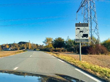 Otoyol, Fransa, 24 Ekim 2021: Fransız yolu üzerindeki yol tabelası arabaların hızının düzenli olarak kontrol edildiğini gösteriyor