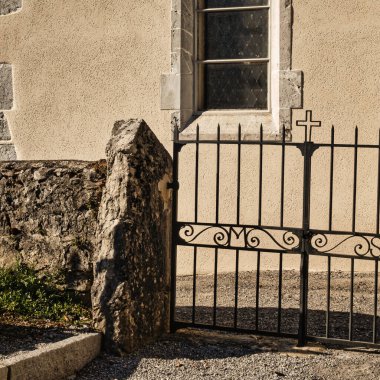 Talloires, Fransa - Eylül 08 2020: Saint Germain 'de bir pencere ve üzerinde haç olan demir kapı