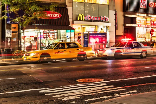 New York Usa September 2009 Taxi Stoppas Patrullbil Nypd Natten — Stockfoto