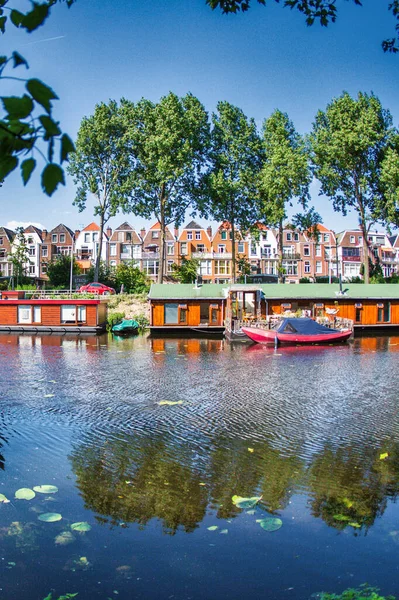 オランダのハーグ ハーグ2009年5月30日 ハーグ市内の運河のフルカラーの屋形船 — ストック写真