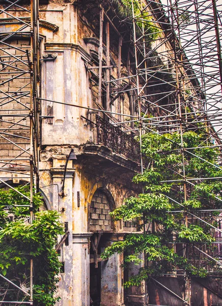 Havana, Küba - Temmuz 06 2018: Bu sömürge dönemine ait binaların bakımı için para olmadığı için bina bitkilerle dolu..