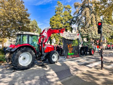 Annecy, Fransa - 15 Ekim 2021: Genç traktörlü Fransız çiftçiler tarım bölgelerinde başlatılan kurtlara karşı düzenlenen bir gösteri sırasında protesto yapıyorlar