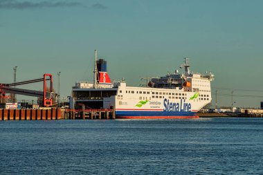 Rotterdam, Hollanda - 22 Kasım 2021: Stena Hattı 'nın kenetlenmiş bir feribot gemisi kargo, kamyon, araba ve yolcularla yükleniyor