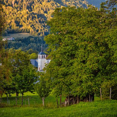 Alex, Fransa - 12 Eylül 2020: Ağaçlı bir dağ vadisinde tarihi kilise çan kulesi olan cennet manzarası