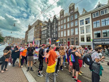 Lahey, Hollanda - 23 Ağustos 2021: pek çok insan tarihi Amsterdam 'ın merkezinde bir yürüyüşü gerçekleştirdi