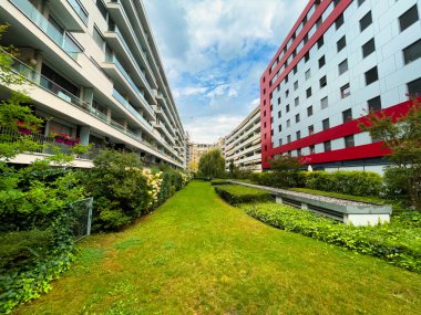 Cenevre, İsviçre - 15 Eylül 2021: Lüks ve pahalı kiralık iki büyük apartman