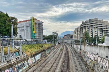 Cenevre, İsviçre - 15 Eylül 2021: şehre giden ve ulusal ağa bağlanan tren raylarının kentsel görünümü